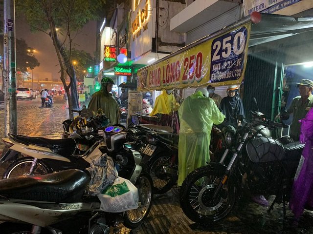 Đến 22h30 cùng ngày, cơn mưa đã nhỏ dần  nhưng nhiều tuyến đường vẫn còn ngập rất nặng, nhiều ô tô, xe máy chết máy nằm chắn trên đường. Trên vỉa hè, hàng  loạt xe máy chết máy đậu hàng dài.