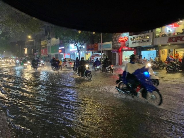 Do nước ngập cao và nhiều xe chết máy nên cảnh ách tắc diễn ra ở khắp nơi. Trên tuyến đường Xô Viết Nghệ Tĩnh, khu vực ngã tư Hàng Xanh ách tắc cục bộ kéo dài nhiều giờ đồng hồ.