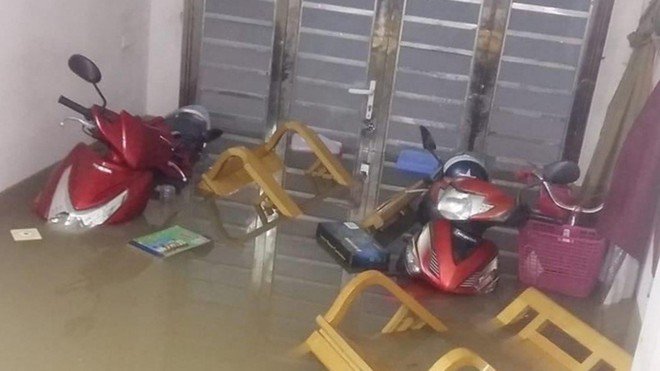 Đáng chú ý, tại khu vực Bãi Muối (P.Cao Thắng, TP.Hạ Long), hàng chục hộ dân bị nước tràn vào nhà, có những nơi ngập sâu gần 1m, gây hư hại tài sản. (Ảnh: CTV)