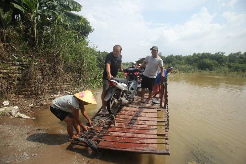 Nước dần cao, ngập lối đi, người dân phải đi đò di chuyển sang bãi giữa