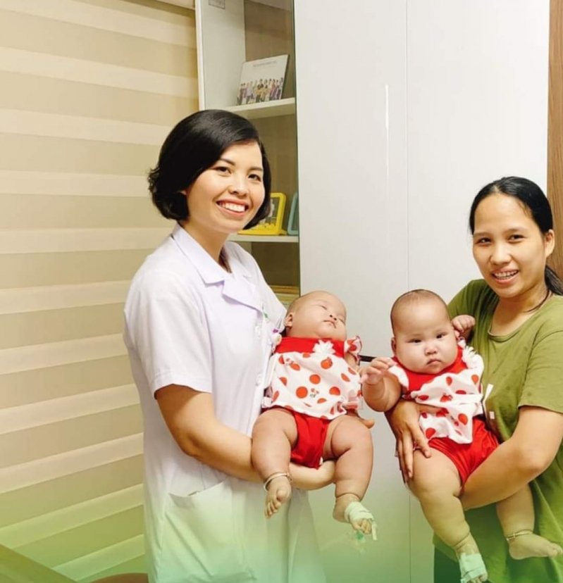 Hai bé gái chào đời với cân nặng 1,7kg và 1,8kg, tình trạng sức khỏe rất tốt.