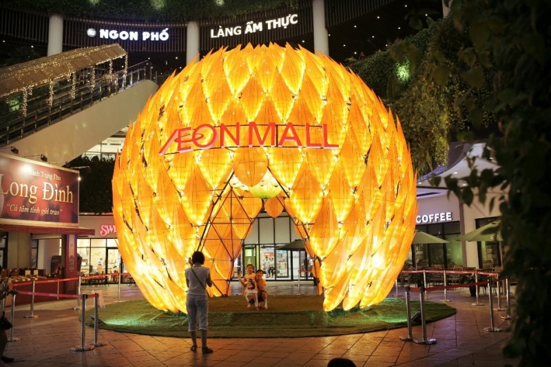 Trong dịp lễ Trung Thu tại AEON, các bé thiếu nhi có thể tự mình trải nghiệm làm lồng đèn, làm bánh Trung thu trong các hoạt động của trung tâm hay tại gian hàng của các thương hiệu bánh Trung Thu nổi tiếng.