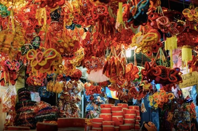 Các mặt hàng chính được bán ở đây đa phần là những mặt hàng truyền thống như lồng đèn, mặt nạ bồi, trống, đầu lân… Những mặt hàng này thường được phụ huynh mua cho các con em mình.