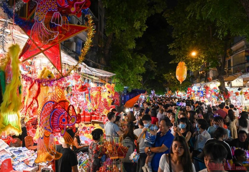 Vào những ngày cận kề Tết Trung thu, phố Hàng Mã lại như “khoác” lên mình chiếc áo đầy màu sắc. Các cửa hàng nơi đây bày bán những loại mặt hàng lộng lẫy, đặc trưng của Trung thu như lồng đèn, đồ chơi phát sáng, bóng bay, đèo ông sao, mặt nạ, các vật dụng, đồ chơi thú vị khác…