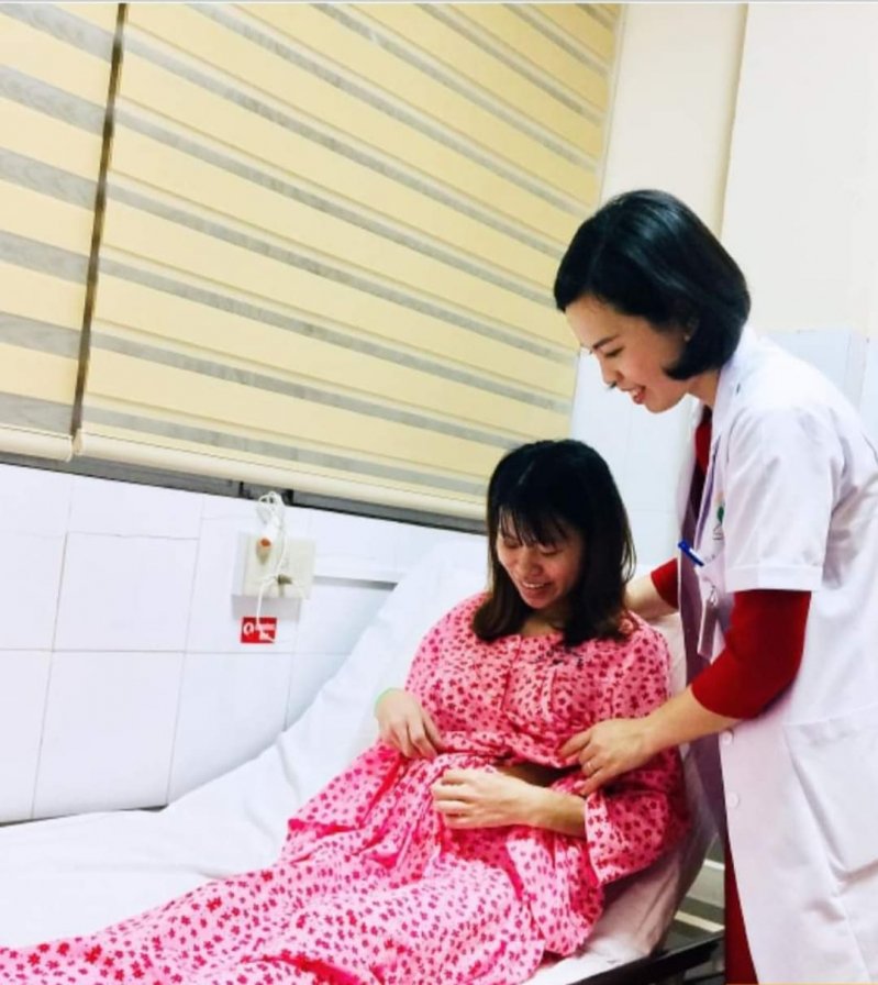 Bác sỹ Sim thăm khám cho sản phụ Hường lần cuối trước chị ra viện.