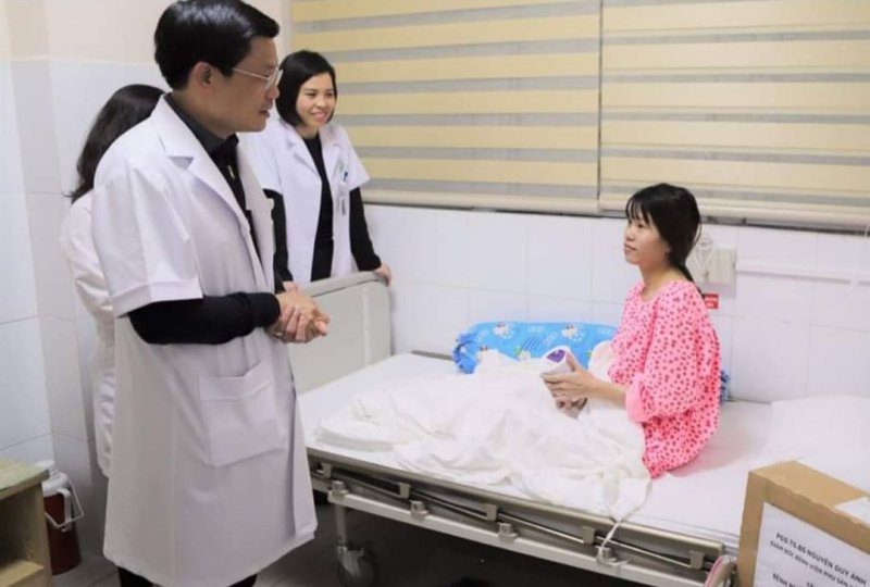 Giám đốc bệnh viện đến thăm hỏi, tặng sữa và chỉ bảo từng chi tiết cử động, đi đứng sao cho thật nhẹ nhàng và tránh ảnh hưởng đến cơ thể sau sinh