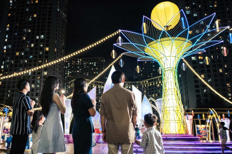 Bên cạnh đó, Royal City và Time City cũng nổi tiếng là một trong những địa chỉ có sự đầu tư, trang trí dịp Trung Thu nhất tại Hà Nội. Mỗi năm tại 2 trung tâm thương mại này đều được trang trí Trung Thu với rất nhiều ý tưởng độc đáo và đặc sắc. Khắp nơi trong đại sảnh ngoài trời và trong nhà đều được trang trí bằng đèn lồng cũng như các mô hình liên quan đến Trung Thu.