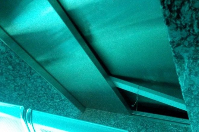 Ròng rọc của thang máy thắt vào cổ dẫn đến tử vong
