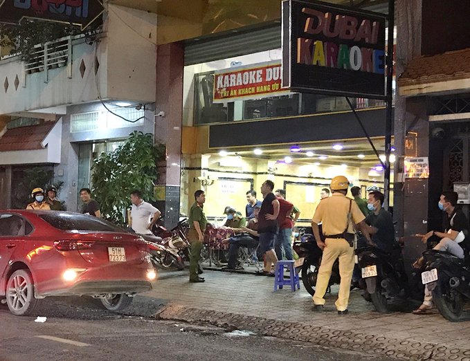 Công an nhanh chóng có mặt tại hiện trường, vây ráp và bắt 3 nghi can đưa về trụ sở