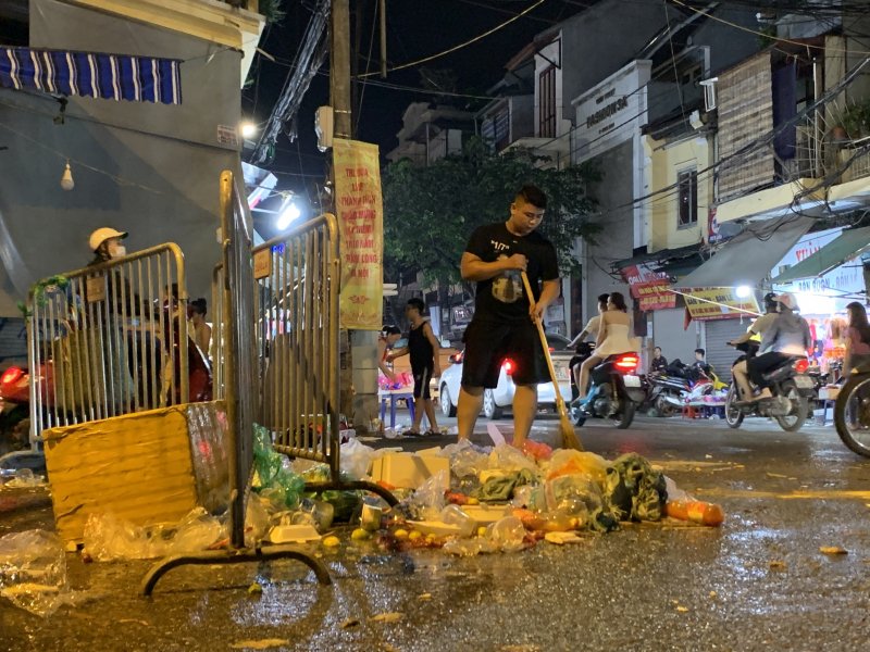 Các tiểu thương cũng quét dọn và chất đống rác sẵn cho các công nhân vệ sinh môi trường đi thu gom dễ dàng hơn, để 