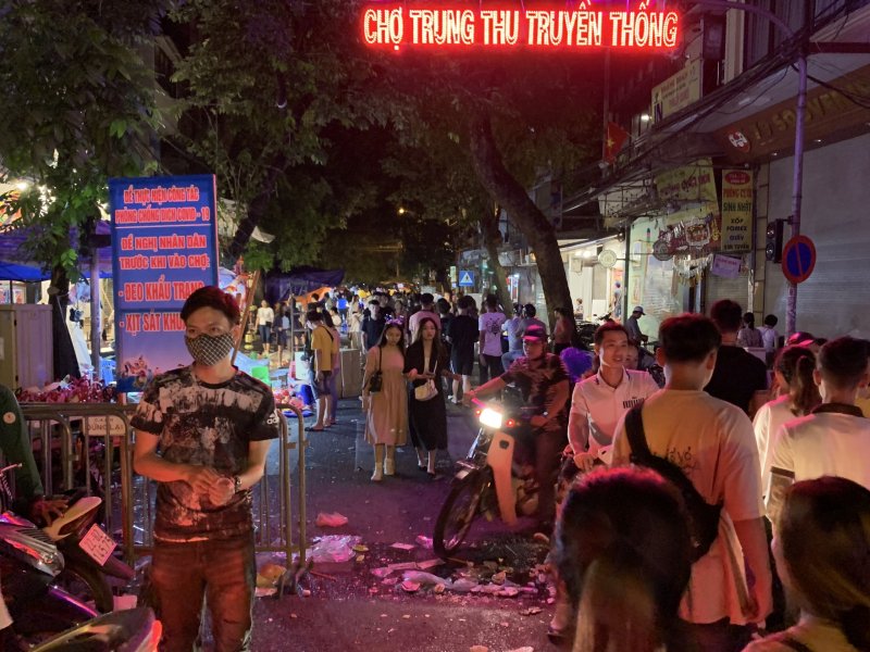 Đến khoảng gần 0h, con phố vẫn sáng đèn để đón tiếp những người dân cuối cùng dạo phố.