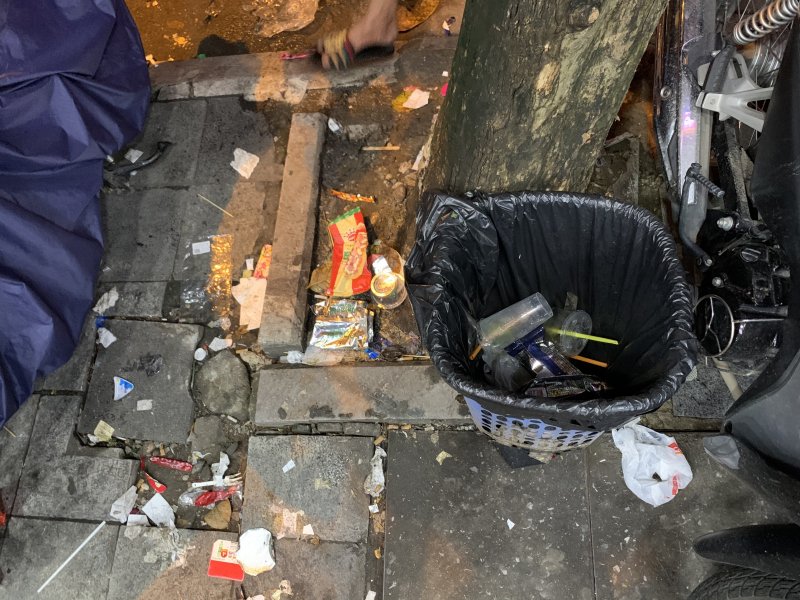 Ngay cả khu vực trước cửa hàng tiện lợi, rác nhựa cũng bị vứt vương vãi mà không bỏ vào đúng nơi quy định.