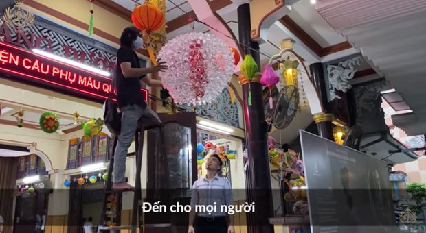 Đèn lồng được kết từ những chai nhựa do Minh Nhựa nhặt được