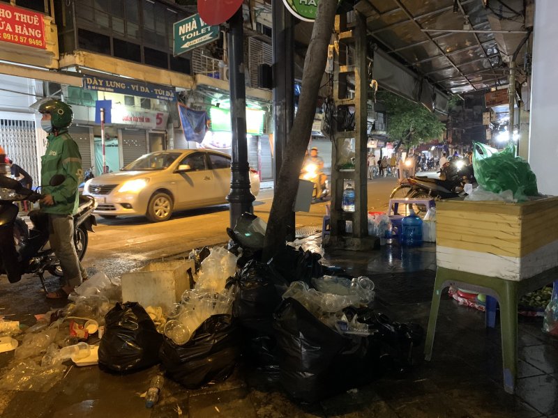Các túi rác gồm cốc nhựa, hộp xốp được người bán hàng tập kết lại.