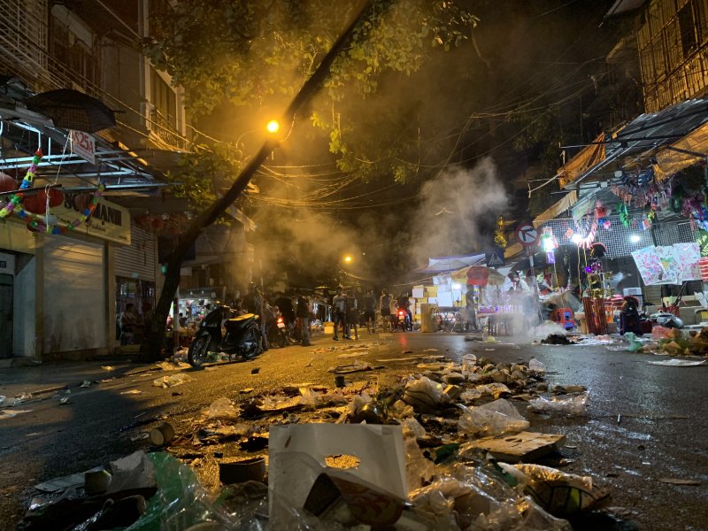 Khu phố đi bộ dần trở nên vắng vẻ sau 0h, rác hai bên đường gần như che lấp mặt cống thoát nước.