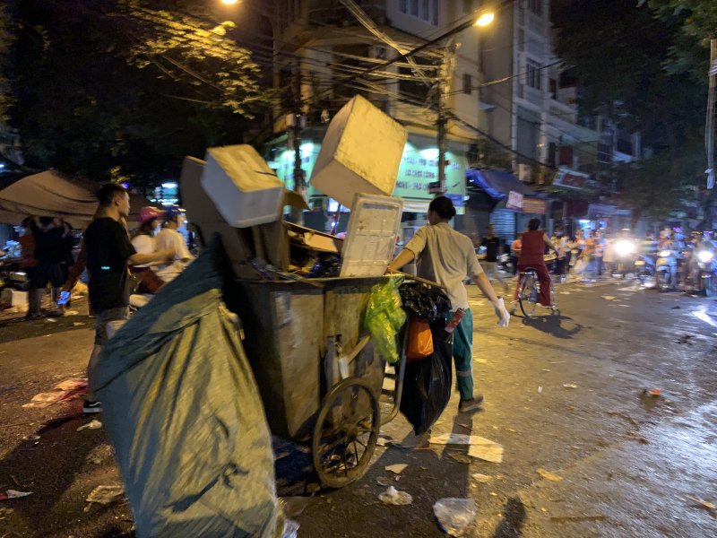 Một nữ công nhân vệ sinh tại khu vực này cho biết: 
