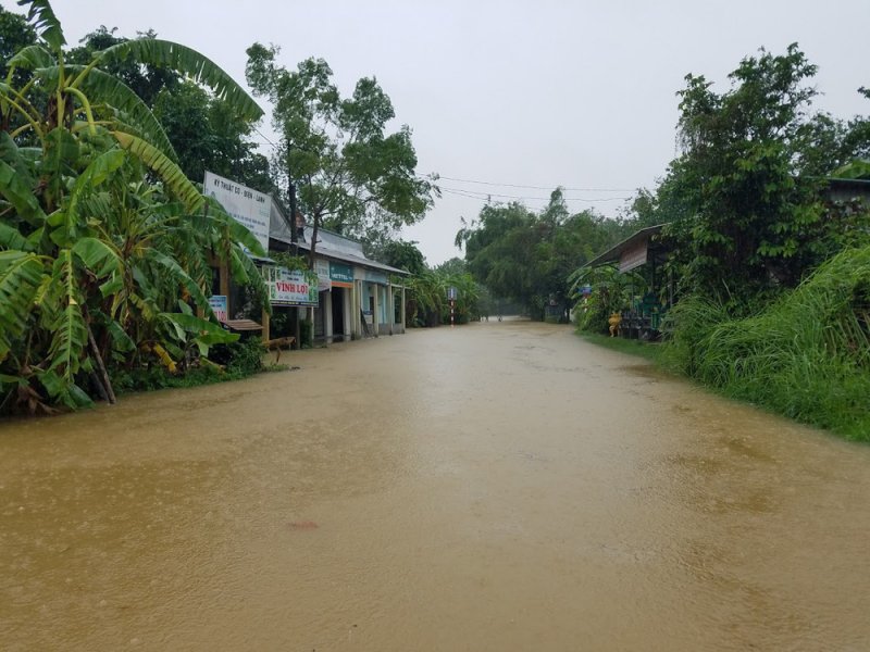 Mưa trên diện rộng kéo dài 3 ngày qua khiến nhiều vùng thấp trũng ở Huế lâm vào cảnh ngập úng