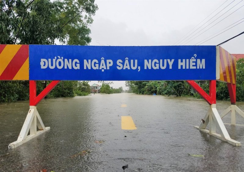 Các tuyến đường bị ngập sâu ở Huế được rào chắn để người dân không lưu thông qua đây