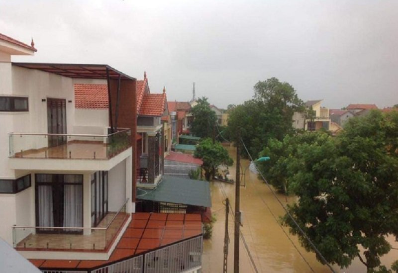 Tại vùng rốn lũ Tân Hóa nước đã rút một phần do trời không còn mưa to từ chiều 9-10 đến sáng nay. Hiện chỉ còn vùng đồng bào Rục ở Thượng Hóa và vùng Lòm ở Trọng Hóa bị chia cắt do lũ dâng ngập đường.