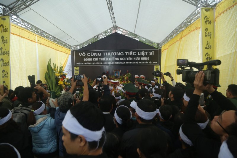 Có hàng nghìn người đến tiễn đưa Thiếu tướng và bày tỏ lòng tiếc thương sâu sắc đối Thiếu tướng Nguyễn Hữu Hùng – người đã hy sinh trong khi thực hiện nhiệm vụ cứu hộ, cứu nạn tại khu vực thủy điện Rào Trăng 3.