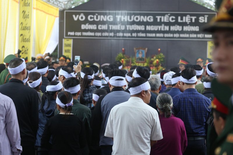 Hôm nay (19/10), tại Nghĩa trang Liệt sĩ xã Sài Sơn, Bộ Tổng tham mưu Quân đội Nhân dân Việt Nam, Bộ Tư lệnh Thủ đô Hà Nội, Đảng ủy HĐND-UBND-Ủy ban MTTQ xã Sài Sơn và gia đình đã tổ chức lễ tang tiễn đưa Thiếu tướng Nguyễn Hữu Hùng về nơi an nghỉ cuối cùng.