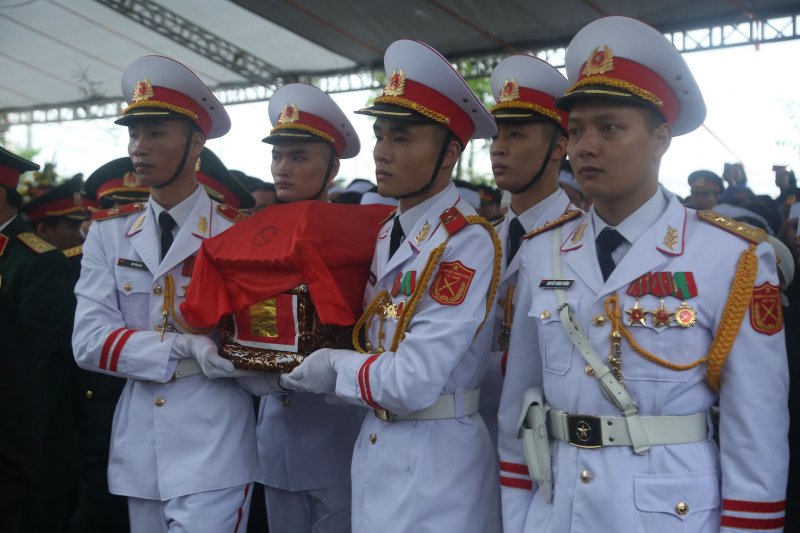 Thiếu tướng Nguyễn Hữu Hùng, sinh ngày: 26/7/1970 - Phó Cục trưởng Cục Cứu hộ, cứu nạn, Bộ Tổng Tham mưu. Nguyên quán: xã Sài Sơn, huyện Quốc Oai, TP. Hà Nội.