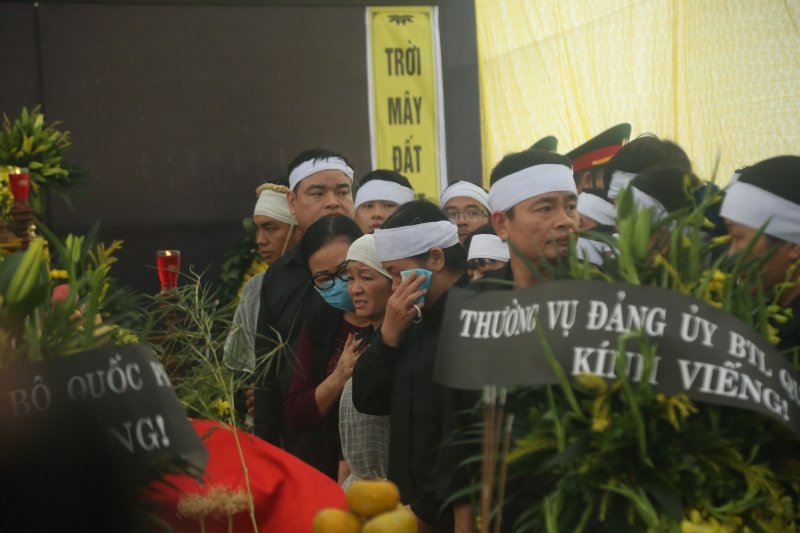 Người thân, hàng xóm, đồng đội và nhân dân bày tỏ lòng tiếc thương, vĩnh biệt Thiếu tướng Nguyễn Hữu Hùng - người đã anh dũng hy sinh trong quá trình thực hiện nhiệm vụ tìm kiếm cứu nạn tại khu vực thủy điện Rào Trăng 3.