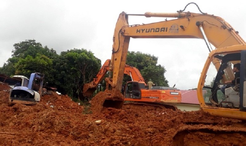 9 máy xúc cùng hàng trăm người tham gia cứu hộ đang tìm kiếm các cán bộ, chiến sĩ còn mất tích.