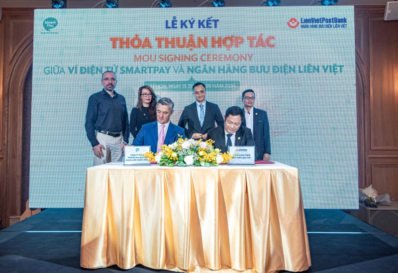 Chủ tịch HĐQT LPB ký kết