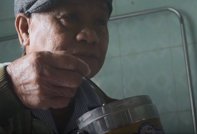 Ông Thân Trọng Mịch - Bệnh nhân đang điều trị tại bệnh viện này cho biết, những ngày này ăn uống thì toàn ăn mỳ tôm, không nước sôi có nhiều người phải ăn sống. Có thực phẩm đến nhưng không phát đến tận tay. Có những người được có người không. Người nhà không đến thăm được vì ở nhà cũng bị ngập sâu.