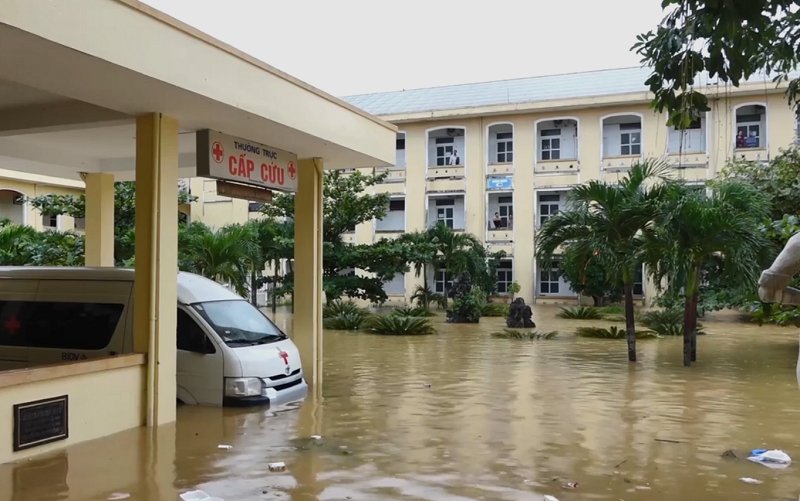 Ngoài ra, hệ thống xe cứu thương cũng bị ngập nước nhiều ngày.