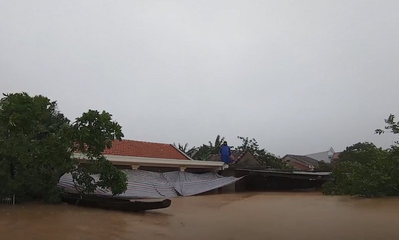 Nước dâng cao hơn trận lũ lịch sử năm 1979 trên nửa mét, nhấn chìm hàng chục nghìn nhà dân.