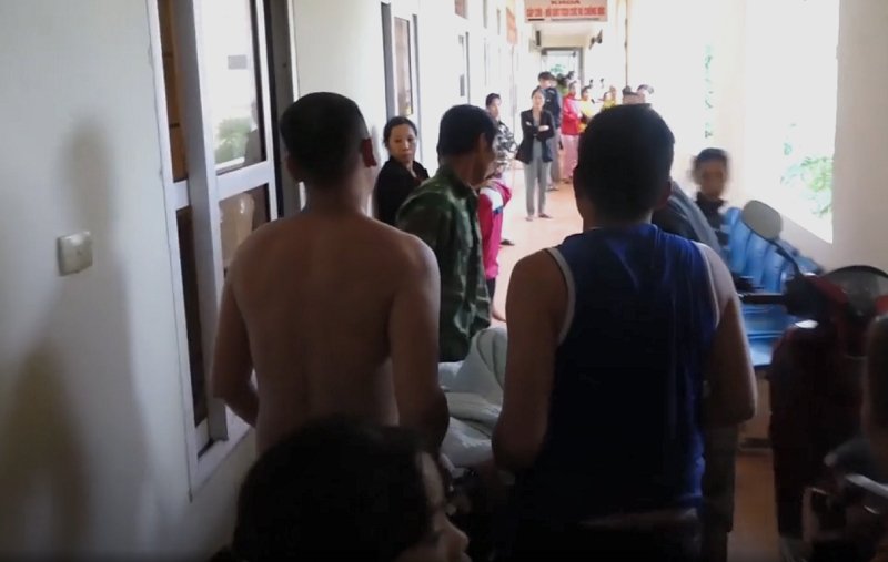 Công tác khám chữa bệnh cũng như mọi sinh hoạt đang trong tình trạng đặc biệt khó khăn.