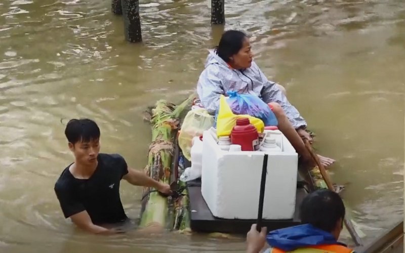 Việc tiếp tế thực phẩm, nước sạch gặp nhiều khó khăn