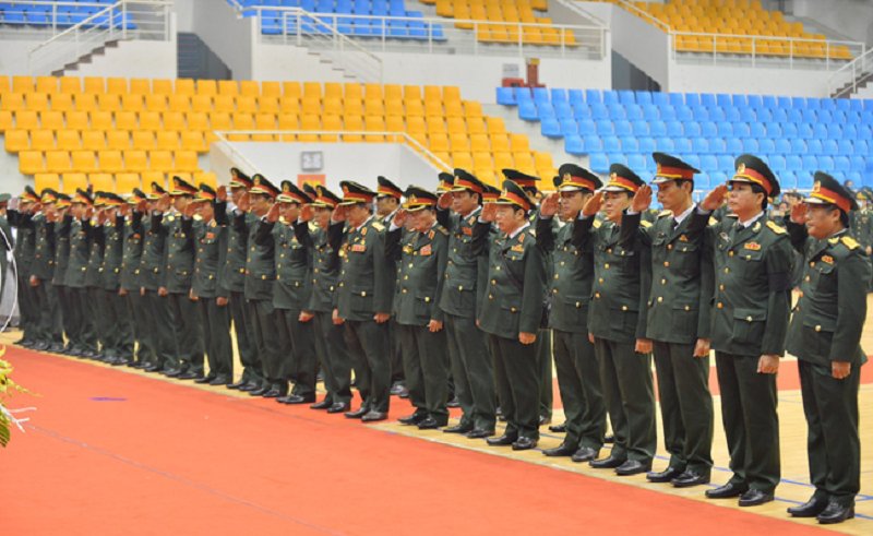 Đồng đội viếng 22 liệt sĩ. Ảnh: Ngọc Thành