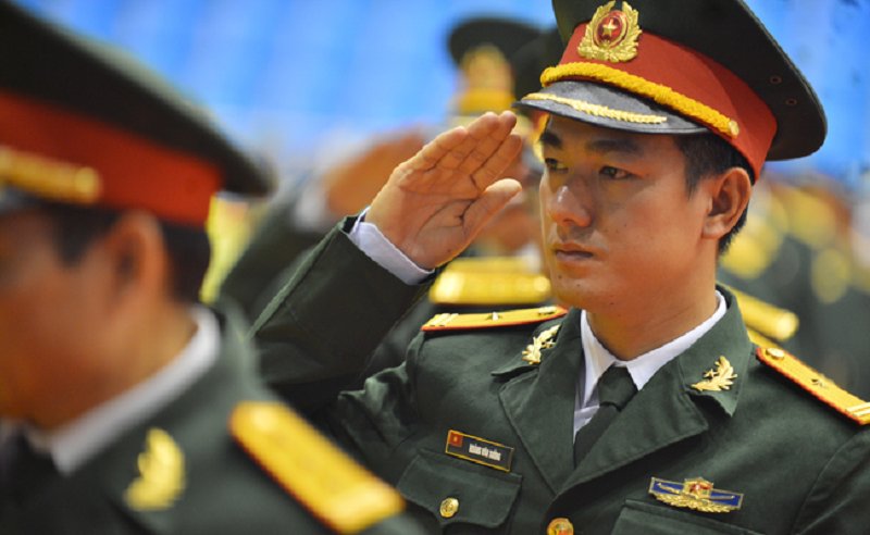 cúi chào đồng đội, chiến sĩ của mình. Ánh mắt đau lòng trước sự hy sinh của đồng đội.