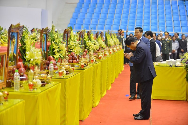 Đoàn Bộ Kế hoạch và Đầu tư do Bộ trưởng Bộ trưởng Nguyễn Chí Dũng, Ủy viên Trung ương Đảng làm trưởng đoàn vào viếng.