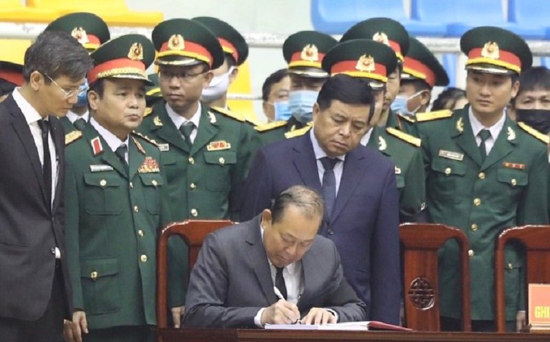 Phó thủ tướng Trương Hòa Bình ghi sổ tang. Ảnh: Ngọc Thành