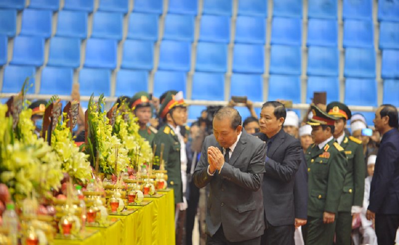 Dẫn đầu đoàn viếng là Phó Thủ tướng Thường trực Chính Phủ Trương Hòa Bình.