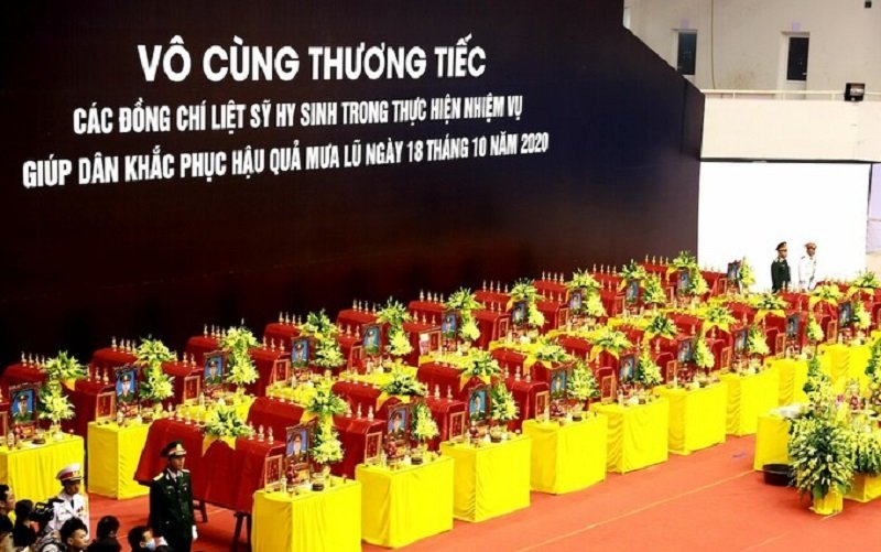 Lễ viếng 22 quân nhân được tổ chức từ 7h đến 10h sáng 22/10, tại nhà thi đấu đa năng TP Đông Hà. Ảnh: Nguyễn Đông