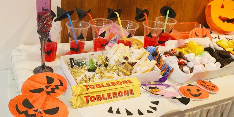 các món ăn trong ngày Halloween cũng được làm rất sáng tạo để không khí tiệc trở nên thật rùng rợn.