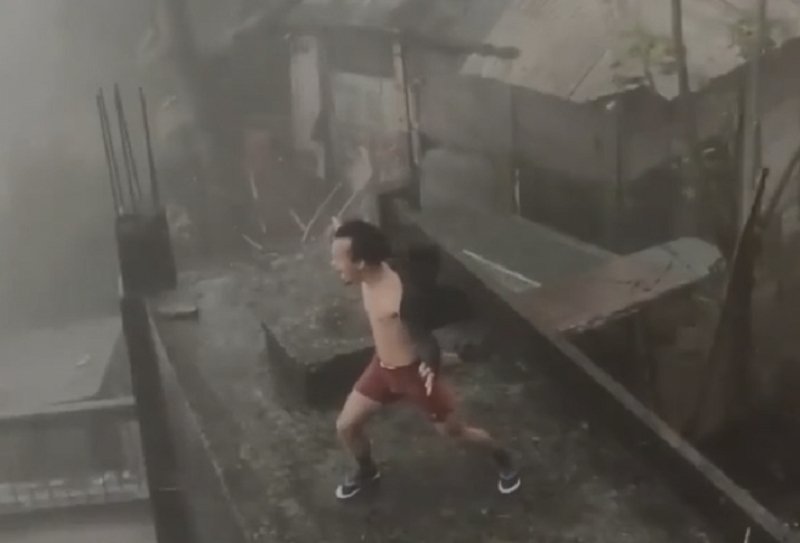 Tuy nhiên, vẫn không ít ý kiến cho rằng chàng trai nên sớm vào nhà để bảo vệ sức khỏe bản thân, đừng đùa với bão.