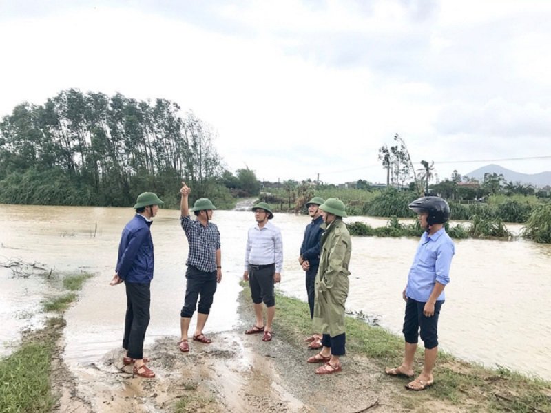 Lãnh đạo huyện Kỳ Anh đi kiểm tra các khu vực ngập lụt, các khu vực có nguy cơ sạt lở trên địa bàn