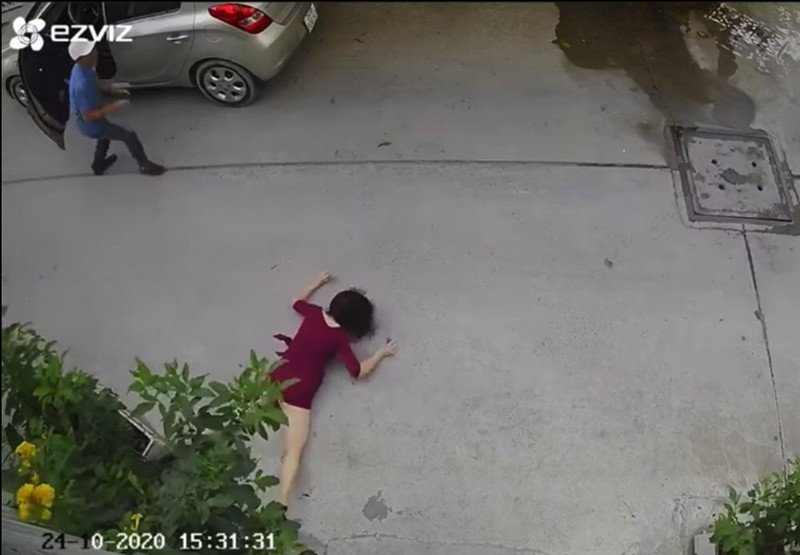 Người phụ nữ ngã dập mặt xuống đường