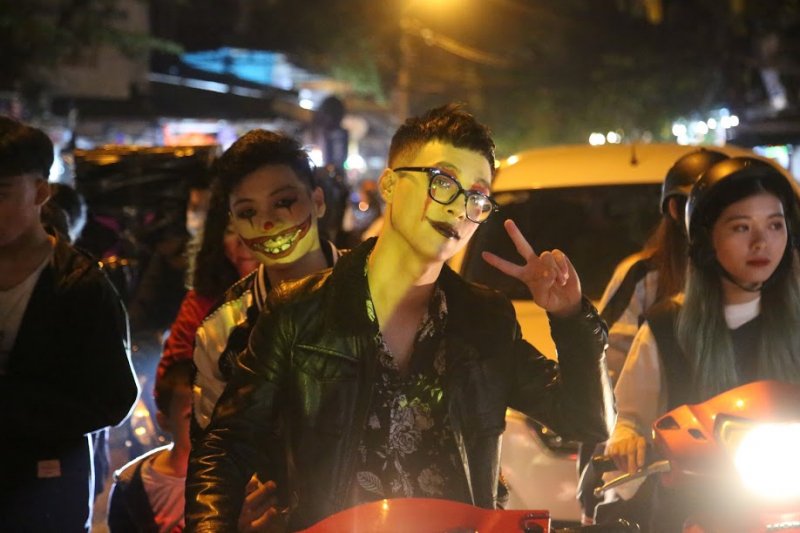 có mặt tại đây chủ yếu là các bạn trẻ. So với các năm trước, lễ hội Halloween năm nay được hưởng ứng nhiệt tình và sôi động hơn.