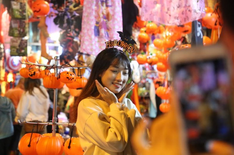 Rất nhiều bạn trẻ lên phố Halloween để checkin