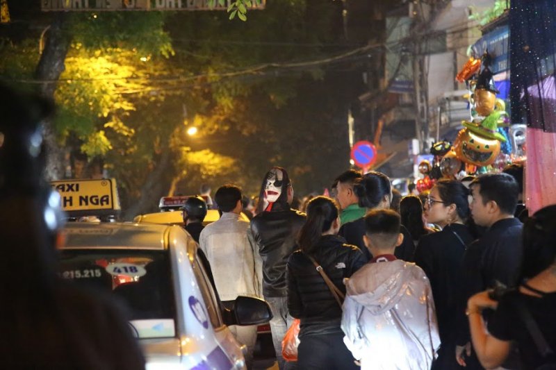 Khu phố cổ Hà Nội đông đúc trong buổi tối Halloween