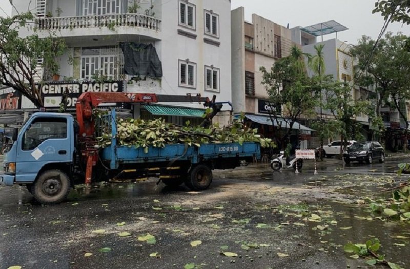 Các lực lượng đi tuần đánh giá thiệt hại, hỗ trợ cứu hộ
