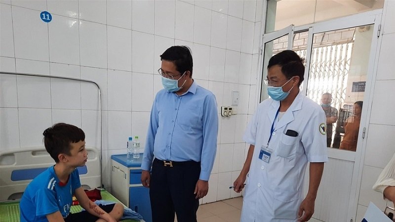 Lãnh đạo Sở Lao động-Thương binh và Xã hội tỉnh Bắc Ninh thăm hỏi, động viên cháu Trương Quang Duy tại Trung tâm Y tế huyện Yên Phong, tỉnh Bắc Ninh. Ảnh: Thanh Thương/TTXVN.