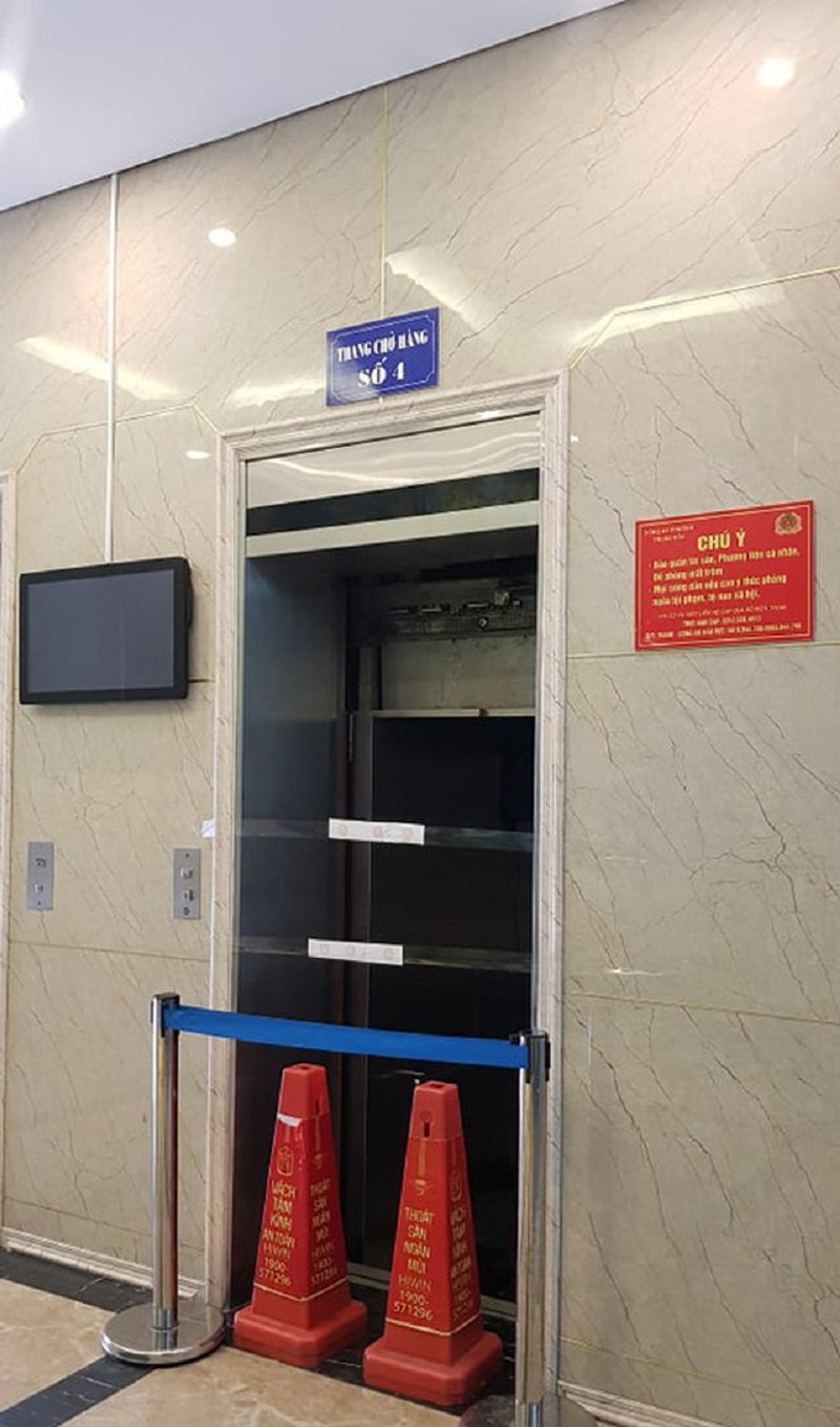 Bên trong thang hàng số 4 gặp sự cố rơi tự do từ tầng 5 xuống khiến nhiều người hoảng loạn.
